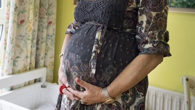 Empresa fuerza a mujer a trabajar en sección de ropa para bebés tras padecer un aborto espontáneo