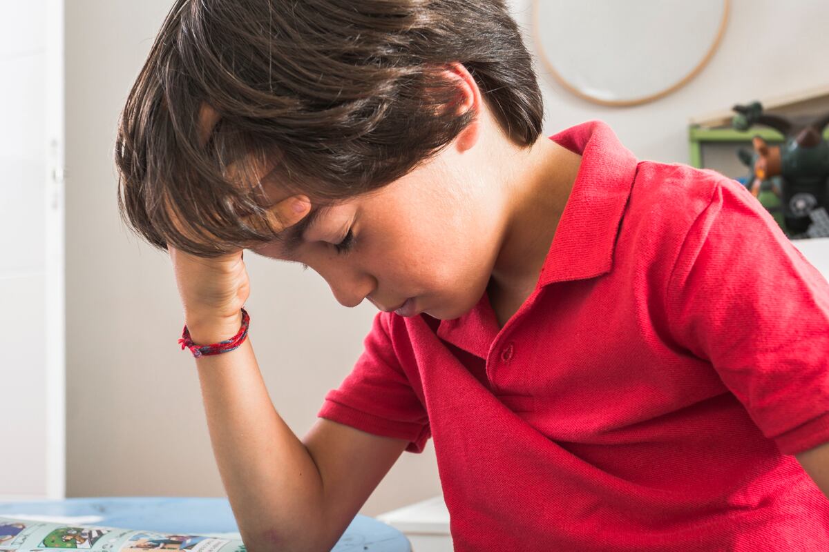 La anemia causada por el déficit de hierro puede hacer que el escolar tenga dificultades para prestar atención y concentrarse, tenga sueño y se sienta muy cansado.