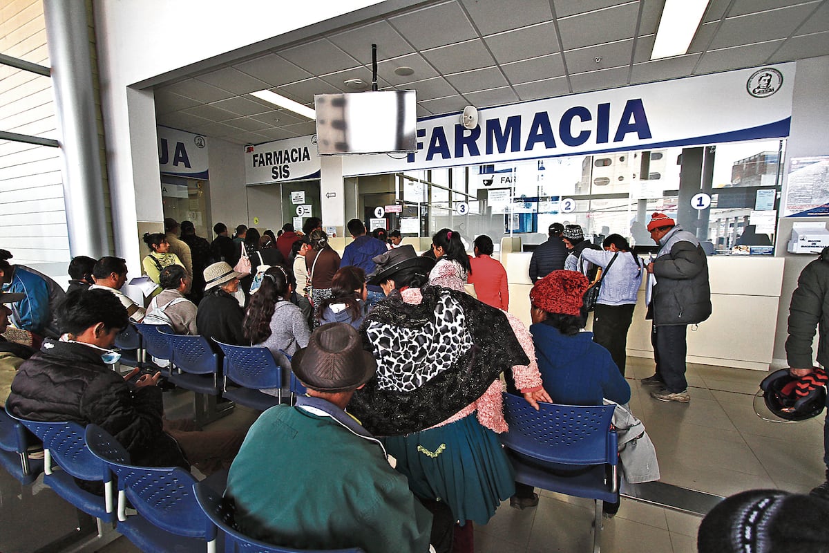 AMBIENTES DE ATENCION AL USUARIO DEL HOSPITAL DANIEL ALCIDES CARRION. HUANCAYO. PACIENTES ESPERAN CITAS PARA SER ATENDIDOS. Huancayo.