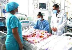 INSN: Médicos salvan a bebé de 8 meses que comió pila de su muñeca