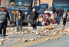 Bolivia: siguen bloqueos, muere mujer, plantean referéndum y exigen salida de Rodrigo Paz