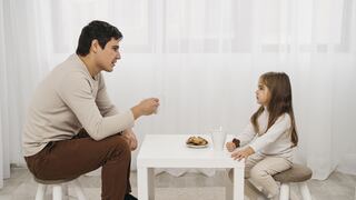 ¿Cómo la figura paterna influye en las relaciones de pareja de una mujer?