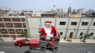 INSN Breña: Papá Noel llegó con escalera telescópica para entregar regalos a pacientes internados en el Servicio de Cirugía Plástica y Quemados