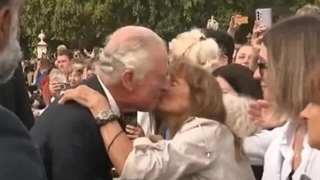 Fanática le roba un beso al rey Carlos III | VIDEO 