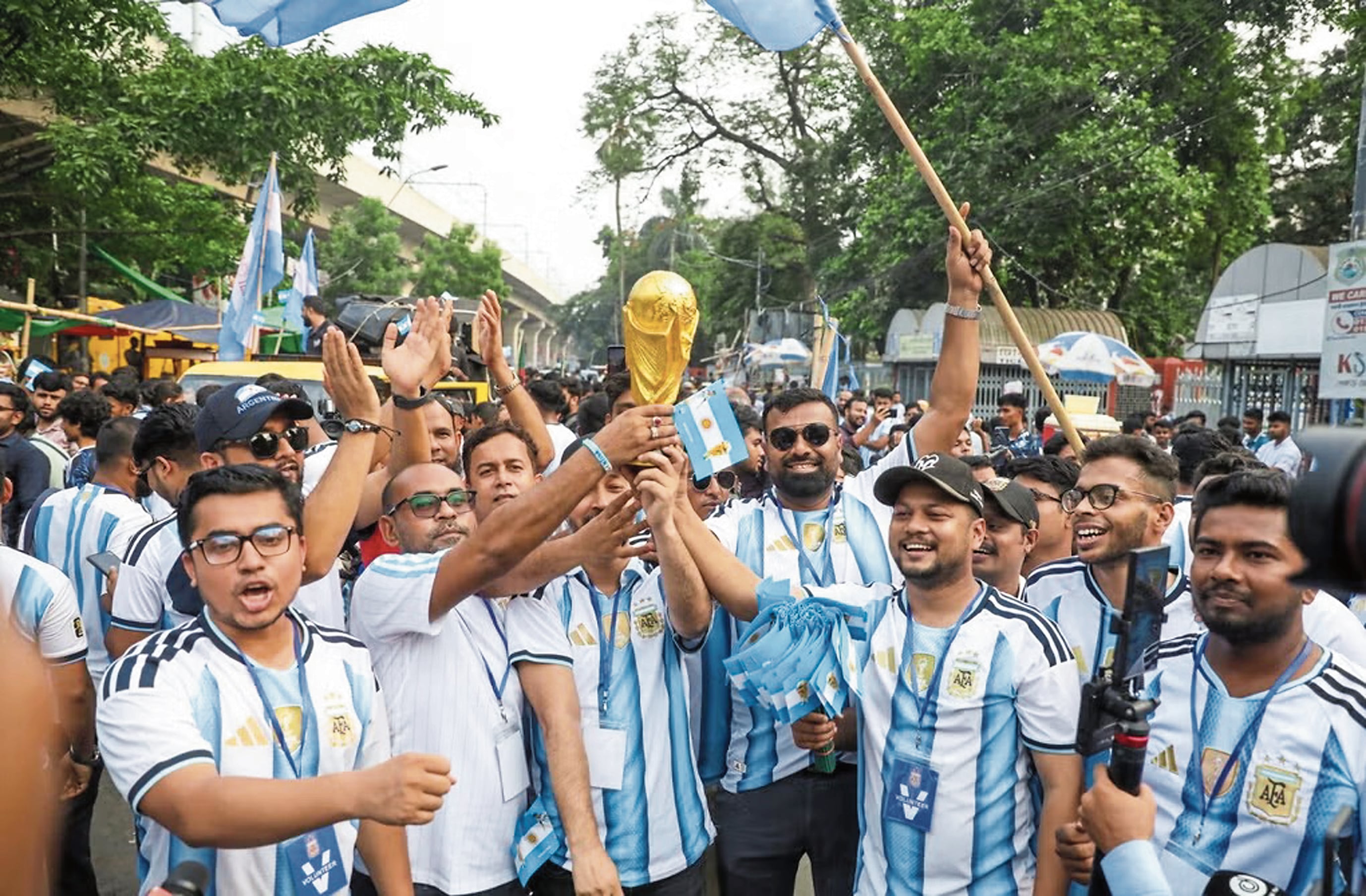 En Daca, la capital de Bangladés, los aficionados son fanáticos de Argentina y la alientan con fervor a lo lejos.