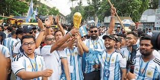 En Daca, la capital de Bangladés, los aficionados son fanáticos de Argentina y la alientan con fervor a lo lejos.