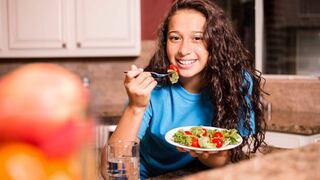 Comer para vivir: ¿Qué nutrientes cuidar en la adolescente?