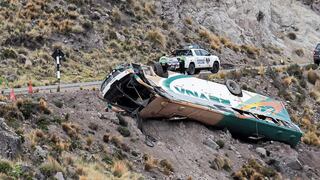 Nueve mueren en volcadura de bus en Arequipa