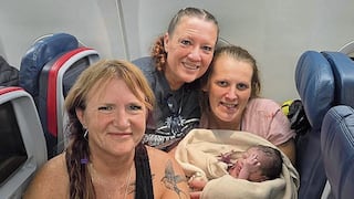 Mujer da a luz a su bebé en pleno vuelo y entre aplausos de los pasajeros