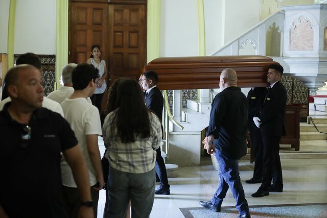 Pedro Suárez-Vértiz: Familiares y fanáticos asistieron a la misa del recordado cantante