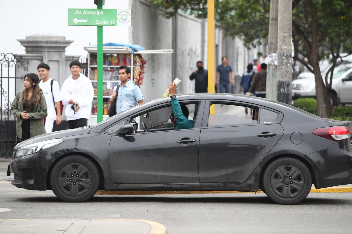 LIMA 08 DE MAYO DEL 2023
REGISTRO GRAFICO DE LAS RUTAS DE LOS COLECTIVOS INFORMALES QUE PARTE DEL CENTRO DE LIMA Y SE DESPLAZAN POR TODA LA AVENIDA AREQUIPA HASTA EL DISTRITO DE MIRAFLORES. SEGUN UN INFORME PERIODISTICO ESTOS TAXIS COLECTIVOS INFORMALES OPERADA POR VARIAS MAFIAS QUE SE DISTINGUEN POR STICKERS.