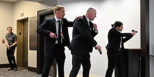 Equipo de seguridad evitó que maten a Trump, pero antes se pudo hacer más.(Photo by Mandel NGAN / AFP)