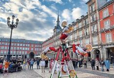 Acróbatas bailan y realizan impresionantes piruetas colgados de un poste