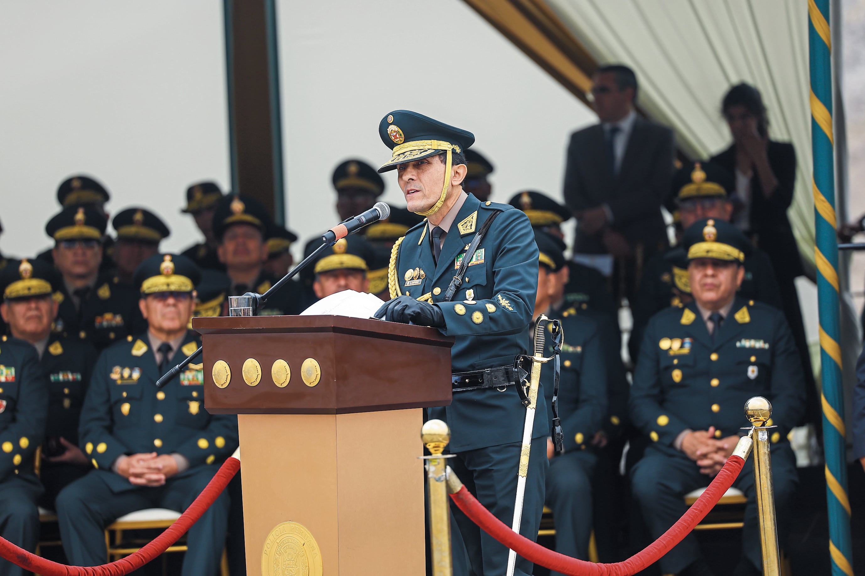 Priorizará investigación e inteligencia contra el crimen y mejorará capacidades operativas y tecnológicas de la PNP, asegura el teniente general PNP Fredy López.