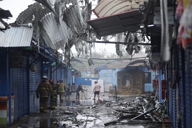 Más de 150 bomberos aún luchan por apagar incendio