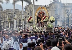 Jóvenes cargan anda del Señor de los Milagros por Centro Histórico de Lima
