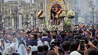 Jóvenes cargan anda del Señor de los Milagros por Centro Histórico de Lima