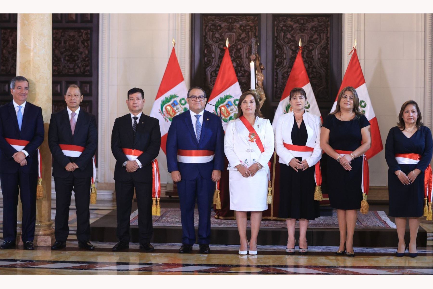 La juramentación en Palacio de Gobierno fue seguida por una foto oficial.