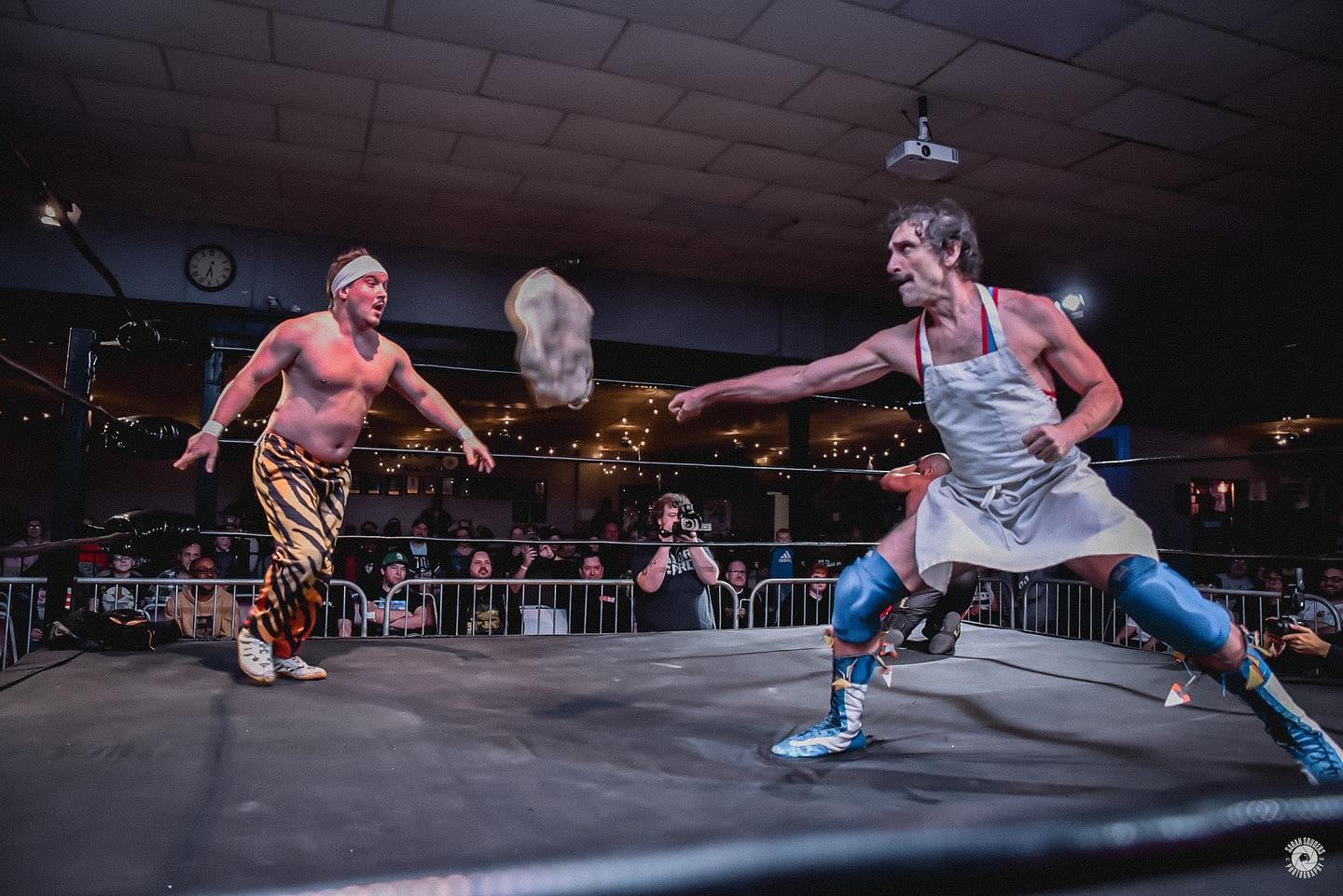 El luchador Luigi Primo asume el personaje de un pizzero italiano que presume de ser el mejor en su oficio.