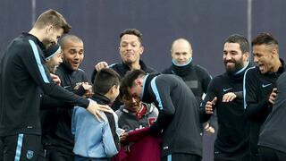 Barcelona: Niños burlan la seguridad para tomarse fotos con los futbolistas [VIDEO]     