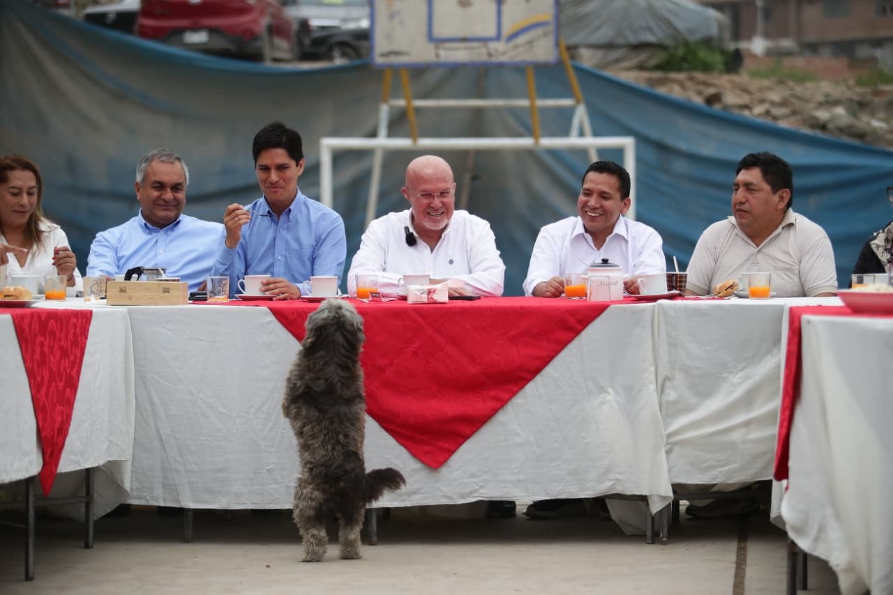 Durante el desayuno electoral de Carlos Bruce, un perrito se convirtió en protagonista.