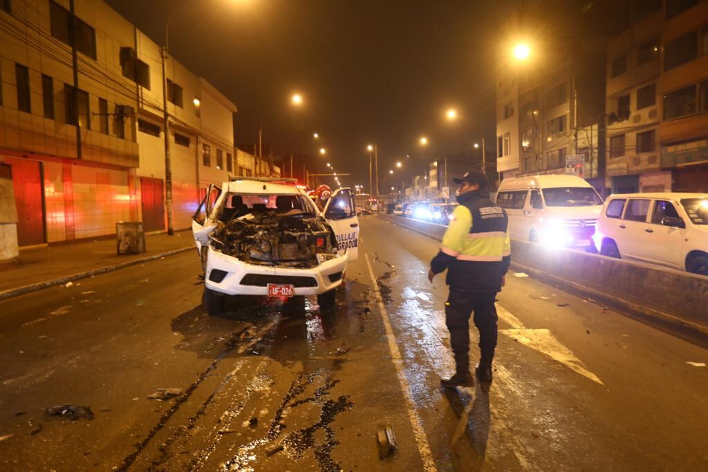 Camioneta de patrullaje integrado choca contra camión en La Victoria. Foto: GEC