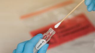 Coronavirus: Hisopo se rompe y termina en pulmón del paciente