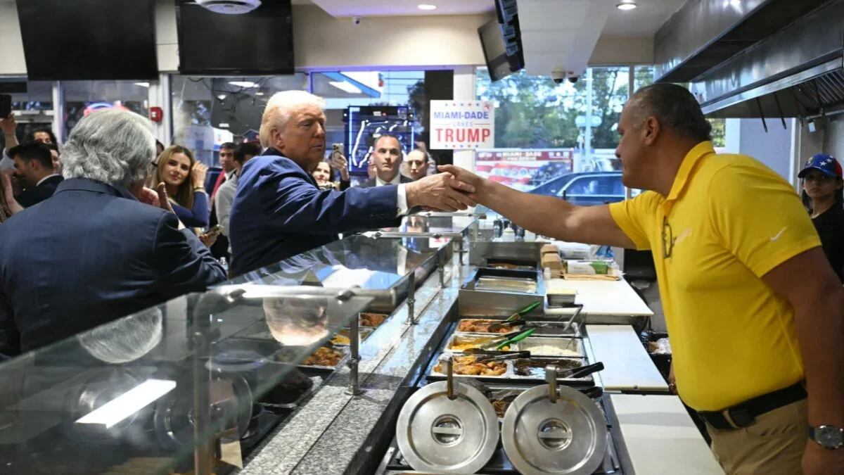 Donald Trump comprando arepas en El Arepazo, restaurante en Florida.
