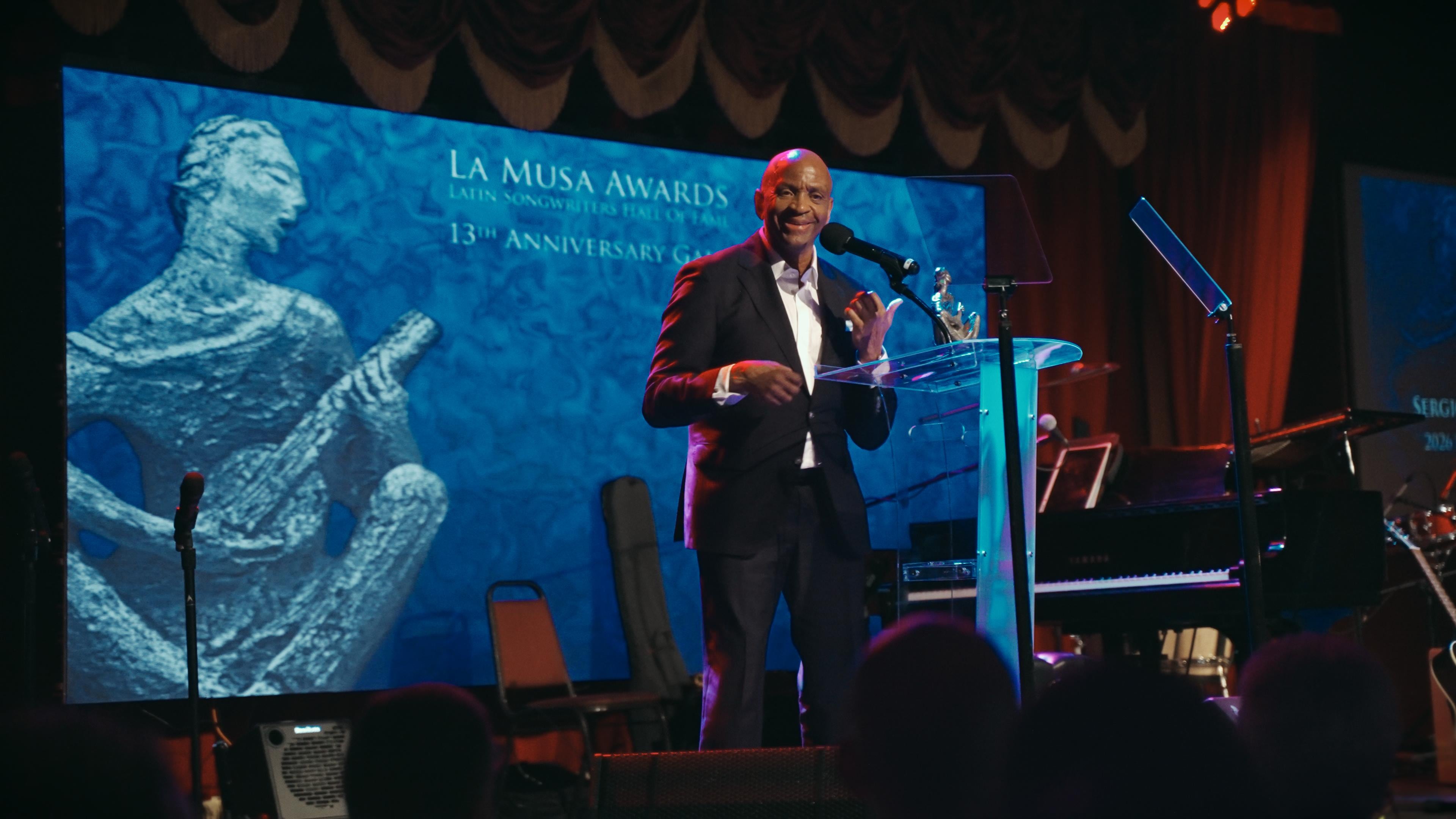El reconocido productor musical ingresó al Salón de la Fama de los Compositores Latinos durante la 13.ª edición de los Premios La Musa 2026. FOTO: Difusión.