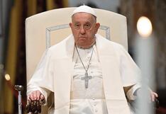 Papa Francisco, en estado crítico, muestra una leve mejoría y trabaja desde su cama