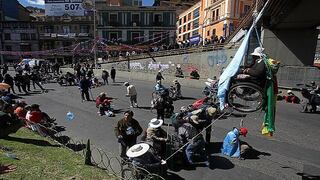Bolivia: Protestan colgándose de puente en silla de ruedas [FOTOS]