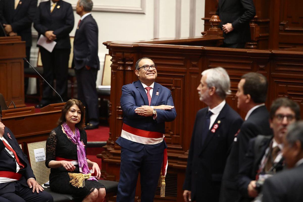 Alberto Otárola, presidente del Consejo de Ministros, así como el resto del Gabinete fueron recibidos por legisladores de diversas bancadas al interior del hemiciclo poco antes de la llegada de Dina Boluarte. (Foto: jorge.cerdan/@photo.gec)