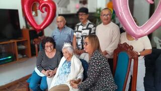 Mamá de 101 años celebra su Día bailando y comiendo su tiradito de pejerrey