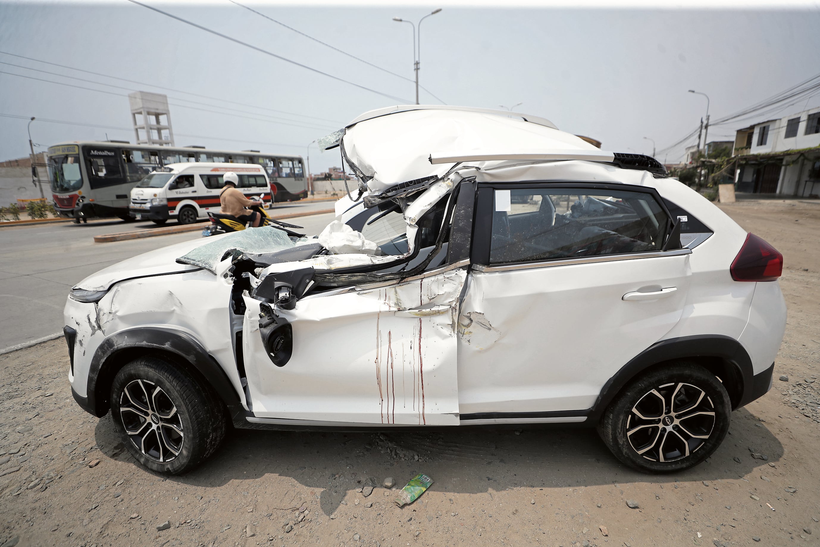 Vehículo se volcó luego de impactar contra otra unidad.