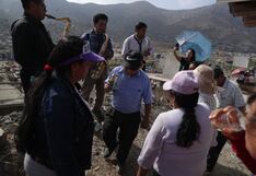 Comieron, tomaron y armaron fiesta ante tumba de sus seres queridos