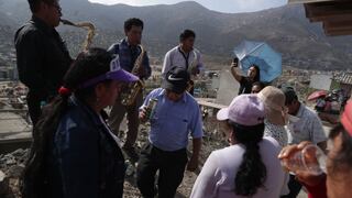 Comieron, tomaron y armaron fiesta ante tumba de sus seres queridos