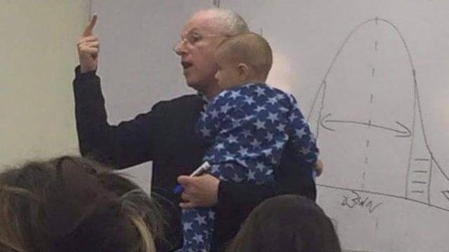 Facebook: Así fue la tierna reacción de un profesor con bebé de alumna 