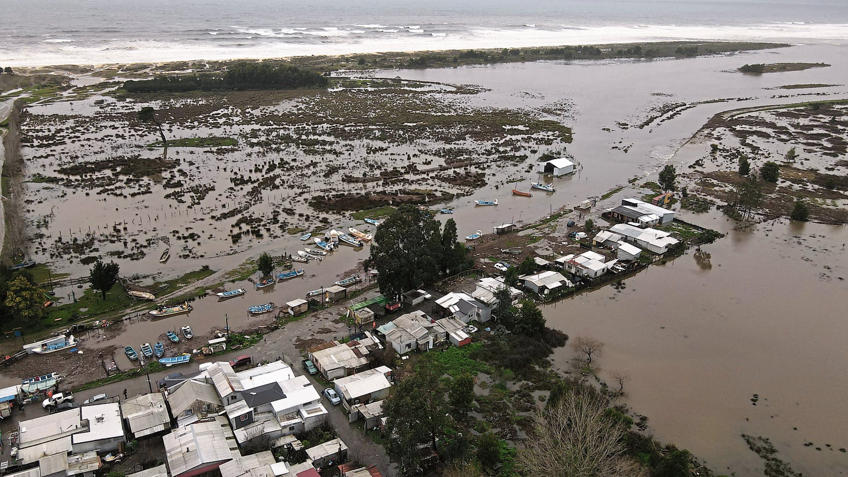 El temporal provoca severos daños en el litoral de Chile, donde se pide a la gente que tenga precaución. Acá se ve las áreas inundadas. (Photo by GUILLERMO SALGADO / AFP)