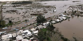 El temporal provoca severos daños en el litoral de Chile, donde se pide a la gente que tenga precaución. Acá se ve las áreas inundadas. (Photo by GUILLERMO SALGADO / AFP)