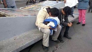 ​Bebito muere en la calle y en brazos de sus padres indigentes