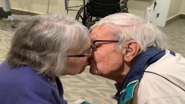 Coronavirus: Abuelitos tienen romántico reencuentro tras estar separados | VIDEO