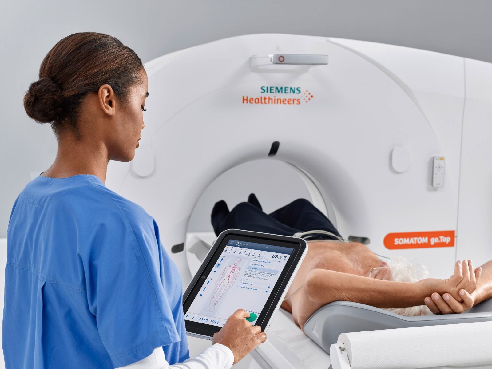 El tomógrafo SOMATOM go. es un equipo de alta gama con inteligencia artificial que representa un cambio significativo en la forma en la que se brinda atención médica a los pacientes. Foto: cortesía de Siemens Healthineers.