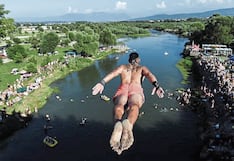 Se lanzan como aves desde puente del siglo XVIII hasta agua heladas de río