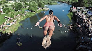 Se lanzan como aves desde puente del siglo XVIII hasta agua heladas de río