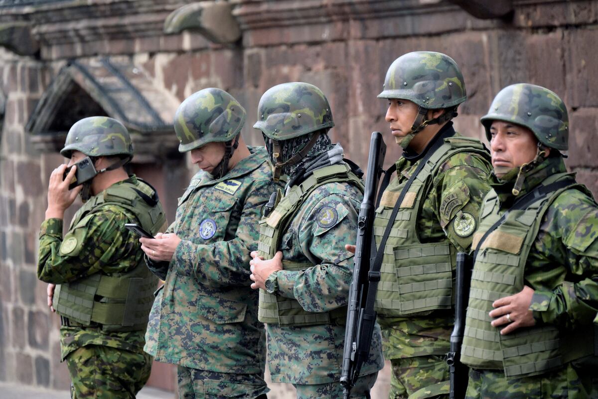 Las fuerzas de seguridad hacen guardia frente al Palacio de Carondelet en Quito, Ecuador, el 10 de enero de 2024. (Foto de STRINGER / AFP).
