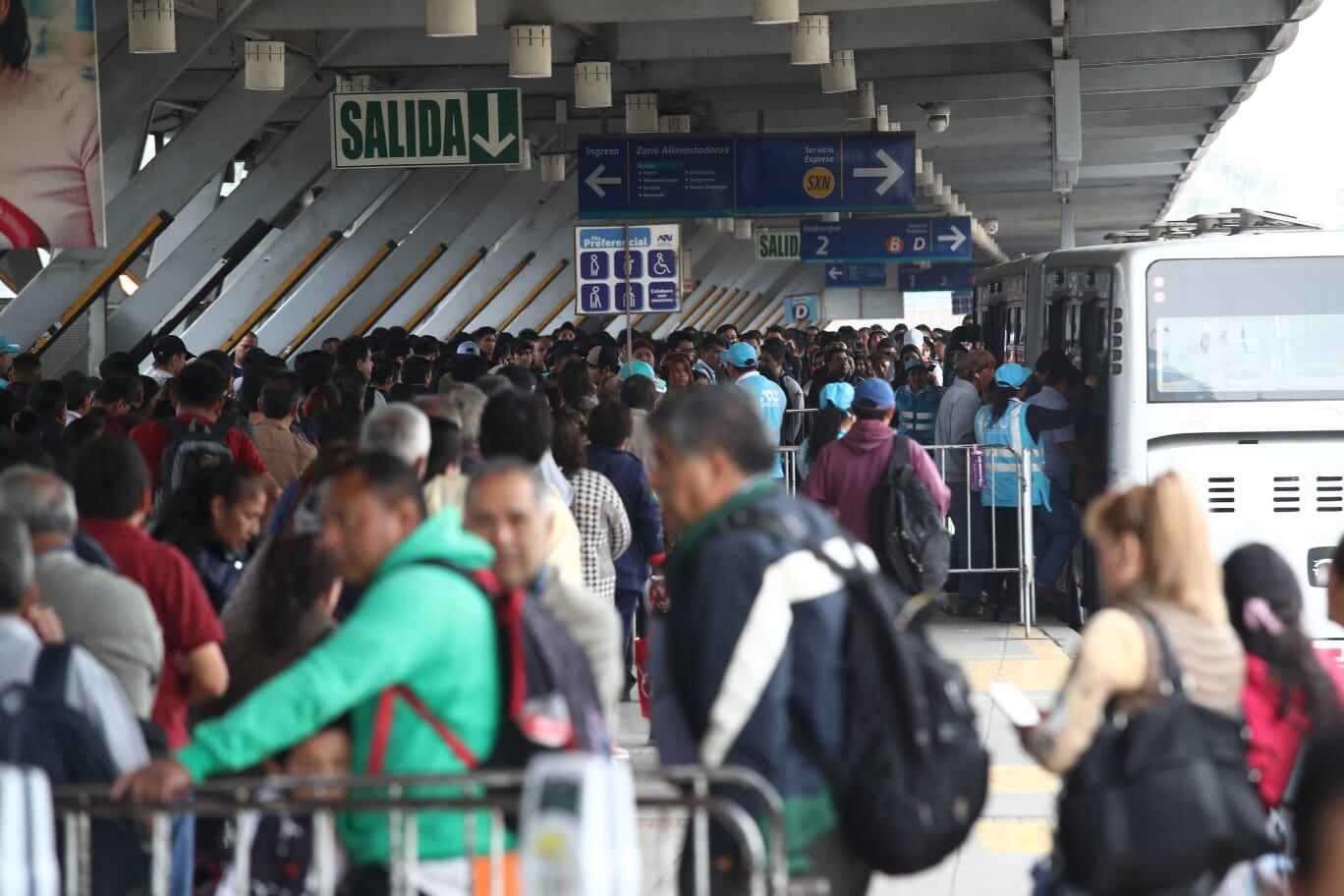 Un grupo de manifestantes intentaron bloquear la vía del Metropolitano. Foto: Jorge Cerdan/GEC
