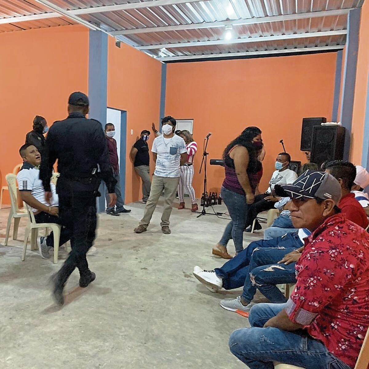 Tumbes: los asistentes no usaban mascarillas y no respetaban el distanciamiento social obligatorio. (Foto: PNP)