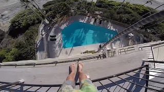 YouTube: Hombre se lanza a piscina desde quinto piso y lo registra en video 