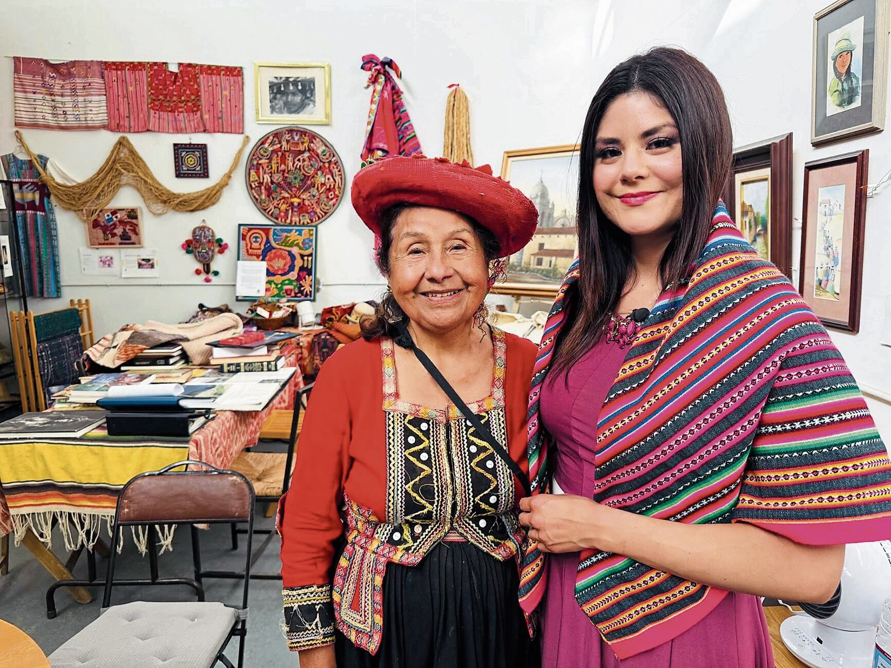 Olga Enciso, limeña residente en Estados Unidos, junto con la periodista Nathalie Vera, en la cadena Telemundo.
