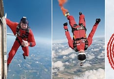 Paracaidista forma figuras de humo en el aire mientras realiza piruetas en festival militar